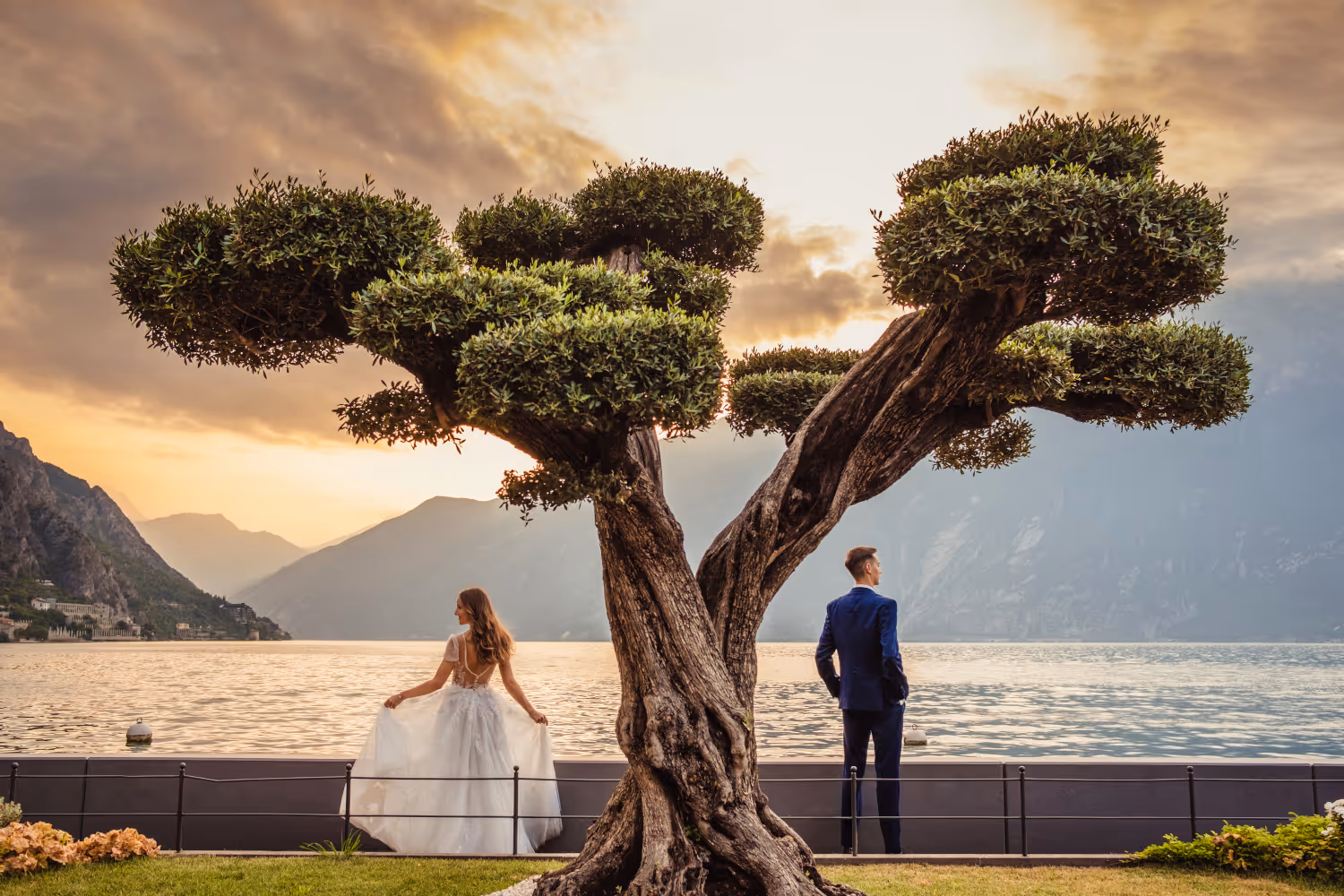 Ślub we Włoszech. Jezioro Garda. Limone Sul Garda. Para młoda stoi obok siebie w pięknym ujęciu na jezioro Garda. 