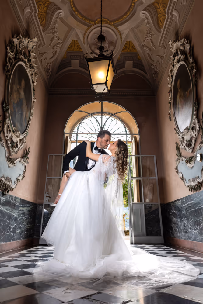 Ślub we Włoszech, Jezioro Como. Para młoda wpatrzona w siebie.