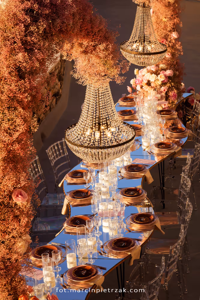 Ślub w Grecji, Santorini. Widok na stół dla gości pięknie udokorowany.