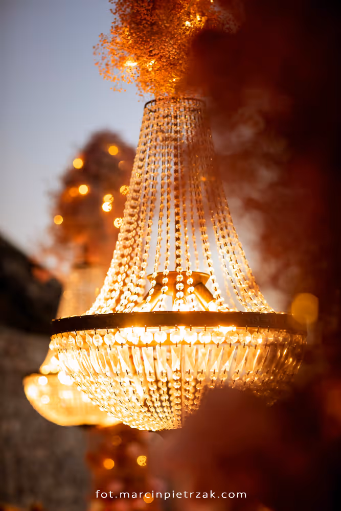 Ślub w Grecji, Santorini. Widok lampionu, który oświetla stół dla gości.