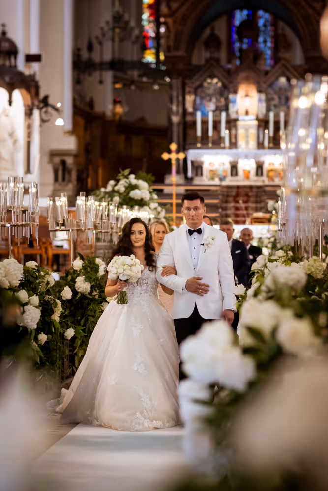 Ślub w Polsce, Piekary Śląskie. Młoda para wychodzi z kościoła po ceremonii zaślubin.